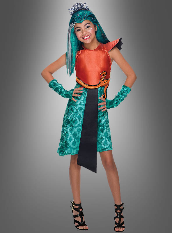 Ein Mädchen mit einer blaugrünen Perücke und einer Krone trägt das „Nefera de Nile“-Kostüm von Monster High – ein Kleid in Orange und Blaugrün mit aufgedruckten Schlangenmotiven, dazu passende Handschuhe und schwarze Riemchensandalen – und steht vor einem grauen Hintergrund – perfekt für einen Kindergeburtstag unter dem Motto „Monster High“.
