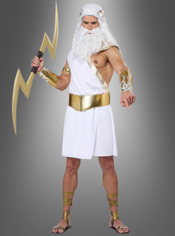 Jemand trägt das „Griechischer Gott Zeus“-Kostüm, bestehend aus einer weißen Toga, goldenen Accessoires, einem weißen Bart und einem Blitz als Requisite, und steht vor einem grauen Hintergrund.
