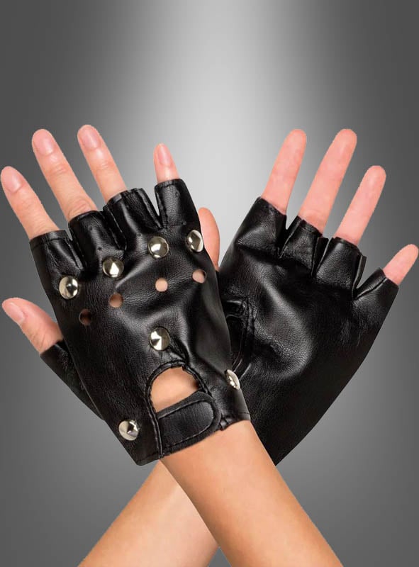 Zwei Hände tragen die Nietenhandschuhe „Rocker Biker“ – schwarze, fingerlose Lederhandschuhe mit silbernen Nieten und runden Ausschnitten, die mit den Handflächen nach außen vor einem grauen Farbverlaufshintergrund präsentiert werden. Perfekt als markantes Statement für Biker-Looks.
