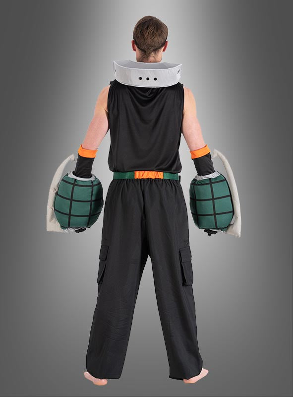 Barfuß und mit dem Rücken zur Kamera vor einem grauen Hintergrund mit Farbverlauf stehend, trägt diese Person ein schwarzes, ärmelloses Outfit mit grünen, runden Handschuhen und einem grauen Kragen – ein perfektes Beispiel für alle, die auf der Suche nach dem Katsuki-Bakugo-Kostüm für Erwachsene aus „My Hero Academia“ sind, ideal für authentisches Anime-Cosplay.