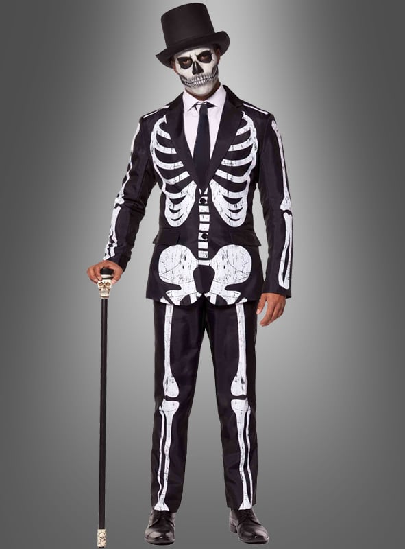 Eine Person, die den „Skelett Anzug Halloween Suitmeister“ trägt, mit passender Gesichtsbemalung und einem schwarzen Zylinder, die einen Spazierstock in der Hand hält und vor einem grauen Hintergrund mit Farbverlauf steht.