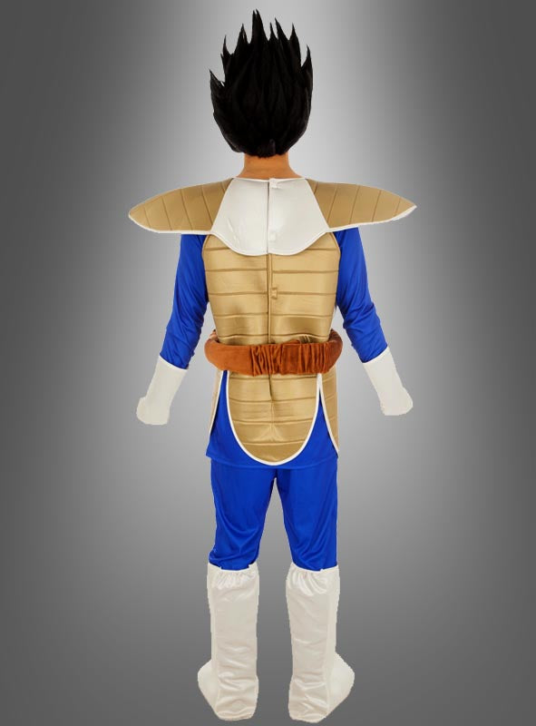 Jemand trägt das „Dragon Ball Z“-Vegeta-Kostüm in Blau und Gold, komplett mit weißen Handschuhen und Stiefeln, von hinten vor einem grauen Hintergrund mit Farbverlauf abgebildet – ein auffälliges Outfit, ideal für Cosplay-Fans.