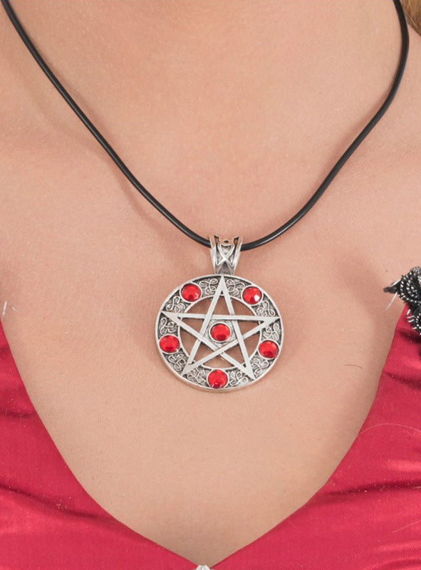 Eine silberne Pentagramm-Kette mit roten Steinen und einer schwarzen Kordel ziert den Hals der Trägerin; ihre roten Steine heben sich wunderschön von roter Kleidung ab – ein auffälliges Stück Pentagramm-Schmuck, ideal für jedes Hexenkostüm.