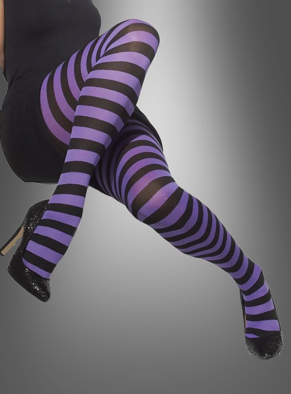 Eine Person, die ein schwarzes Kleid, schwarze High Heels und lila-schwarze Ringel-Strumpfhosen für Damen trägt, sitzt mit gekreuzten Beinen vor einem grau verlaufenden Hintergrund.