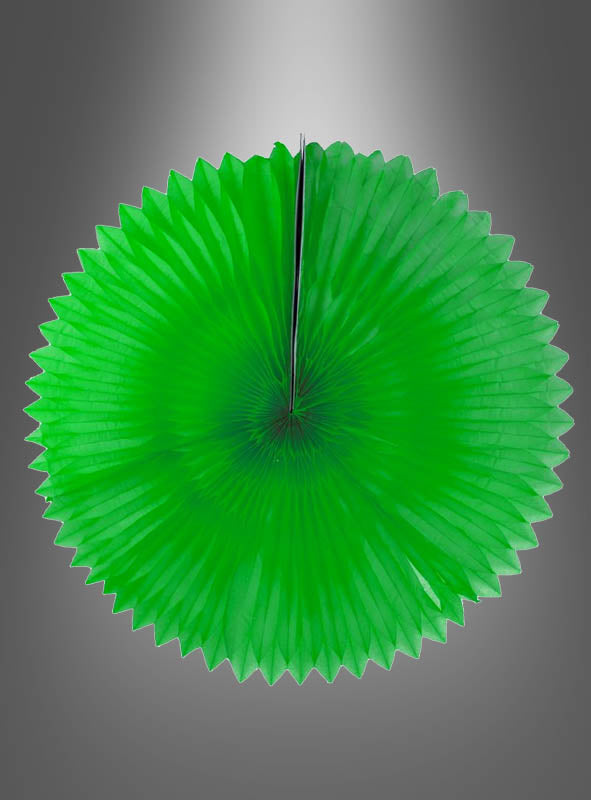 Eine große Papierrosette als Partydekoration (75 cm), rund, grün und mit plissierter Struktur, wird vor einem einfarbigen grauen Hintergrund präsentiert.