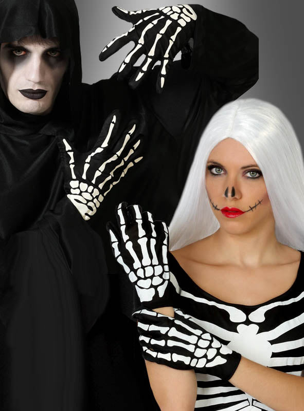 Zwei Personen tragen Kostüme und Make-up im Skelett-Stil; eine trägt eine schwarze Kapuze mit „Skelett-Handschuhen für Damen und Herren“, die andere ein Halloween-Kostüm – ein Skelettkleid mit weißem Haar und Make-up im Totenkopf-Stil, abgerundet durch gruselige Sensenmann-Accessoires.