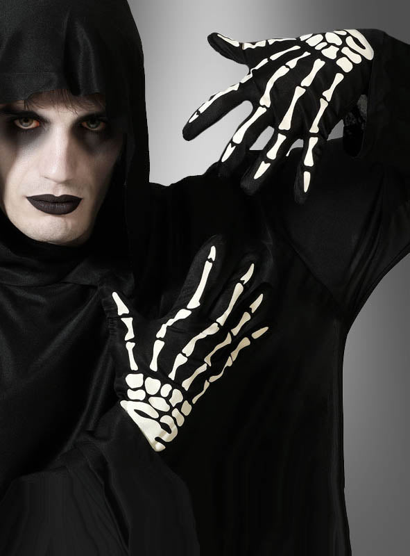 Eine Person in einem schwarzen Kapuzenmantel und mit dunklem Make-up trägt die „Skelett-Handschuhe für Damen und Herren“ und posiert mit erhobenen Händen vor einem neutralen Hintergrund – ein auffälliges Halloween-Kostüm, das durch dieses unverzichtbare Sensenmann-Accessoire perfekt abgerundet wird.