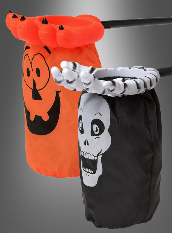 Zwei Sammelbeutel am Stab zum Thema Halloween – einer orange mit einem Kürbiskopf und einer Klaue, der andere schwarz mit einem Totenkopf und einer weißen Knochenhand – ideal zum Sammeln von Süßigkeiten – dargestellt vor einem grauen Hintergrund mit Farbverlauf.