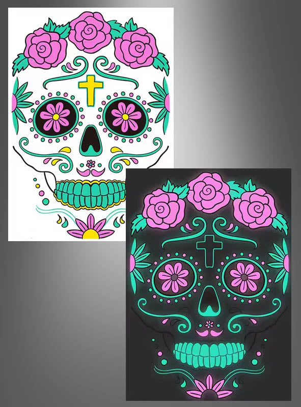 Dieses Set mit dem „UV Tag der Toten“-Tattoo enthält zwei Illustrationen von Zuckerschädeln, die mit Blumen und einem Kreuz verziert sind: eine in leuchtenden Farben auf weißem Hintergrund und eine in Neonfarben auf schwarzem Hintergrund. Diese Motive eignen sich ideal als Dekoration für Halloween-Partys oder als Inspiration für Gesichtstattoos und verkörpern mit ihren auffälligen UV-Elementen die pulsierende Energie des Dia de los Muertos.