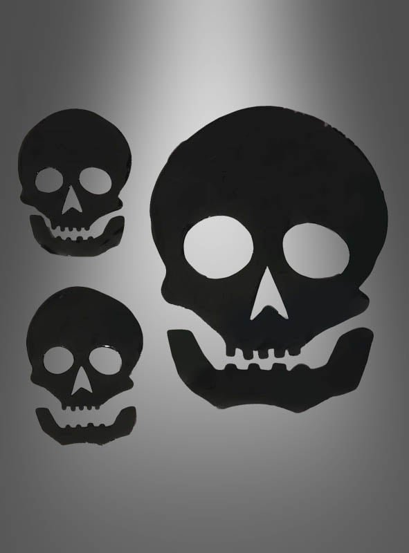Drei schwarze Totenkopf-Silhouetten in verschiedenen Größen heben sich von einem grauen Hintergrund mit Farbverlauf ab und sind damit eine auffällige Wahl für Ihre „Halloween-Fensterdekoration aus Gel-Kürbis oder Totenkopf“.