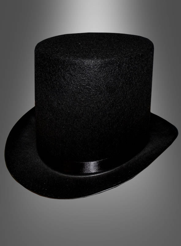Der klassische schwarze Zylinderhut mit leicht geschwungener Krempe und einem eleganten Band, präsentiert vor einem grauen Farbverlauf, ergänzt jedes traditionelle Frackkostüm oder stilvolle Karnevalskostüm perfekt.