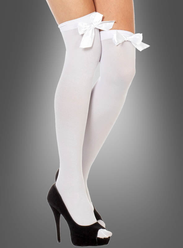 Eine Person trägt die sexy Overknee-Stiefel mit Schleife in Weiß und schwarze Peep-Toe-Schuhe mit hohen Absätzen und steht vor einem grauen, verlaufenden Hintergrund.
