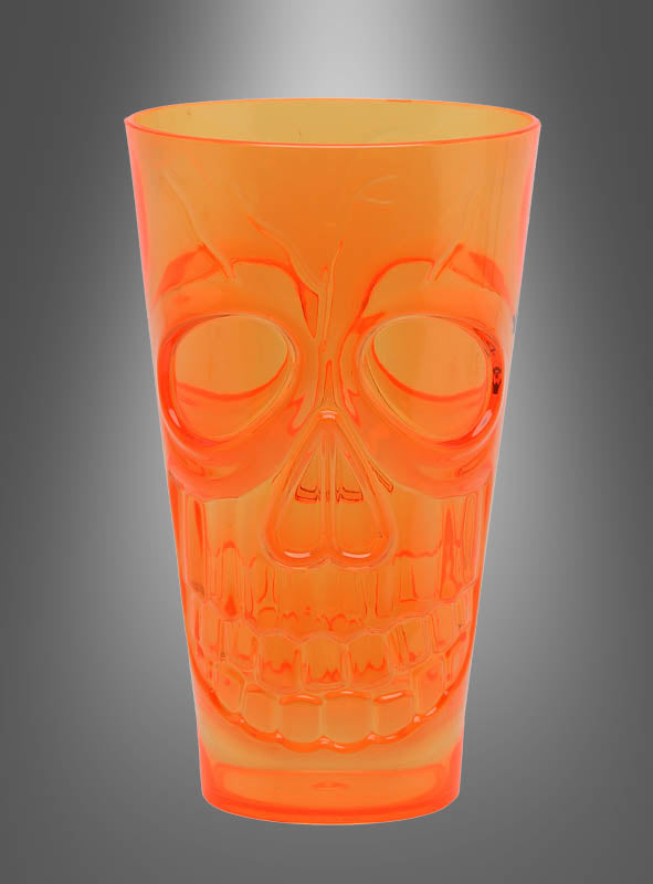 Das Halloween-Trinkglas mit Totenkopf ist ein orangefarbenes, durchscheinendes Kunststoffglas mit einem erhabenen Totenkopf-Motiv auf der Vorderseite, das vor einem grau abgestuften Hintergrund präsentiert wird – ideal als auffällige Halloween-Partydekoration oder für Ihre nächste gruselige Feier.