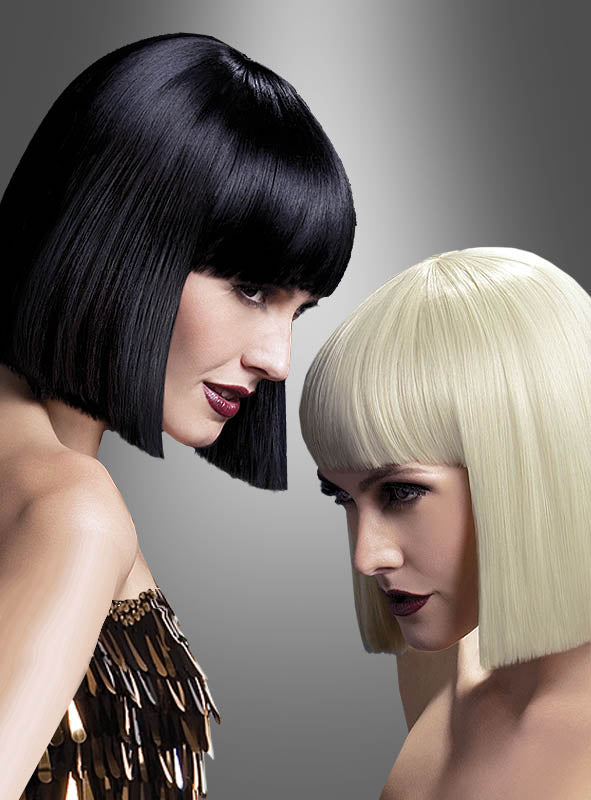 Zwei Frauen mit kurzen, glatten Bob-Frisuren – die eine trägt die „Lola Perücke Deluxe Pagenschnitt Bobfrisur“ in Schwarz, die andere in Platinblond – posieren dicht beieinander vor einem grau verlaufenden Hintergrund.