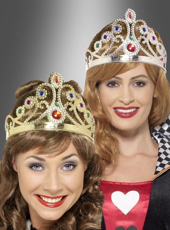 Zwei Frauen, die mit Edelsteinen besetzte goldene „Krone für Königin“-Kronen tragen und in passenden Kostümen vor einem grauen Hintergrund mit Farbverlauf in die Kamera lächeln – die perfekte Inspiration für Märchenkostüme.