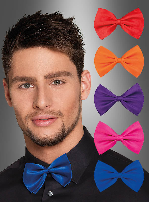 Ein Mann trägt eine blaue Herrenfliege in verschiedenen Farben zu einem schwarzen Hemd, während rechts auf einem Hintergrund mit Farbverlauf fünf weitere farbige Herrenfliegen in Rot, Orange, Lila, Pink und Violett zu sehen sind – damit sind diese Karnevalsaccessoires die perfekte Wahl für jeden festlichen Anlass.