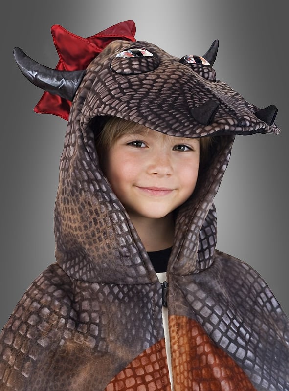 Ein Kind trägt einen schwarzen „Schwarzer Drache“-Umhang für Kinder mit Horn- und Augendetails an der Kapuze und lächelt vor einem grauen Hintergrund mit Farbverlauf. Dieses Halloween-Kostüm für Kinder ist perfekt für die Kleinen, die sich beim Verkleiden oder zu festlichen Anlässen in einen freundlichen Drachen verwandeln möchten.