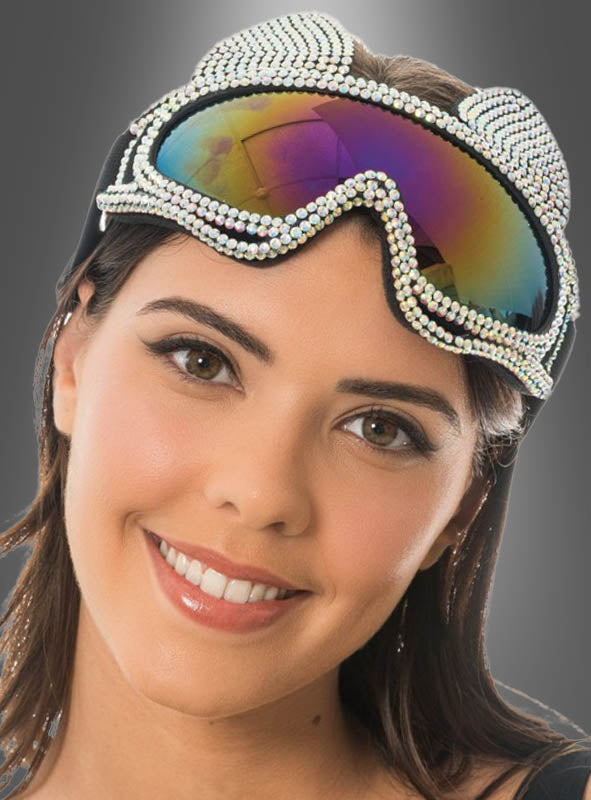 Eine Frau lächelt, während sie die „2. Wahl – Ski-Brille Katze Hüttenparty“ trägt – eine große Skibrille, die mit funkelnden Strasssteinen verziert ist und über reflektierende Regenbogengläser verfügt, vor einem neutralen grauen Hintergrund.