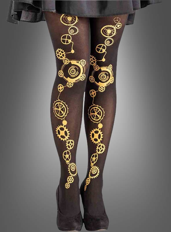 Eine Person präsentiert die „Steampunk Strumpfhose“ – eine schwarze Strumpfhose, die mit gelben Steampunk-Zahnrädern und Zahnradmotiven verziert ist – in Kombination mit schwarzen Schuhen und einem schwarzen Rock vor einem schlichten grauen Hintergrund.