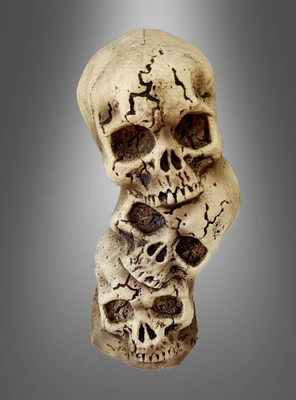 Drei „Totenkopf Säule 34 cm Deko“-Totenköpfe, vertikal übereinander angeordnet vor einem grau verlaufenden Hintergrund.