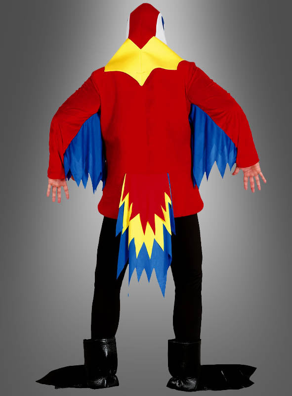 Eine Person, die das „Papagei-Bunter-Vogel“-Kostüm trägt – mit gelben, blauen und roten Flügeln, einer schwarzen Hose und schwarzen Überschuhen –, steht mit dem Rücken zur Kamera vor einem grauen Hintergrund.