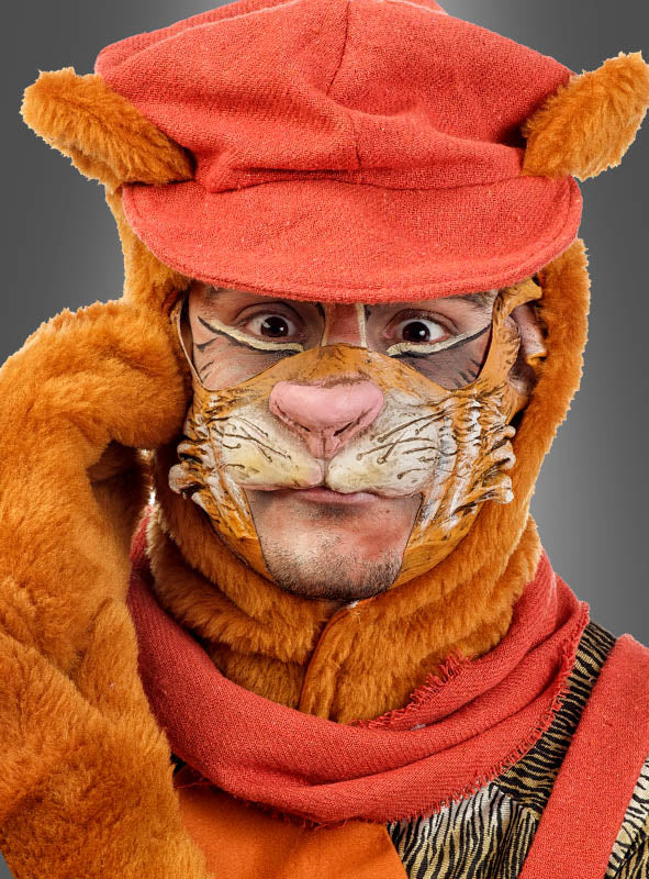 Eine Person, die die „Kater-Halbmaske für Erwachsene“ trägt, ergänzt durch ein orangefarbenes Kostüm, einen Hut, einen Schal und eine detailreiche Gesichtsbemalung, die einem Tiger ähnelt.