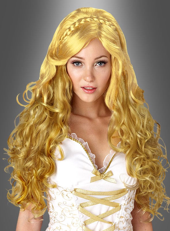 Eine Frau mit langen, lockigen blonden Haaren, die zu einem Zopf geflochten sind, trägt ein weiß-goldenes Kleid und die „Himmlische Langhaarperücke Engel“ und posiert vor einem schlichten grauen Hintergrund.