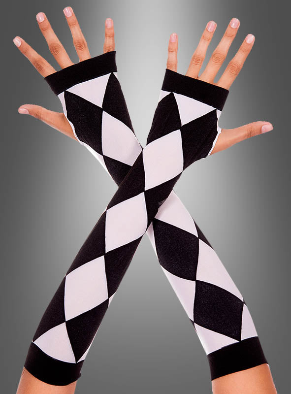 Vor einem grauen Hintergrund sind zwei Unterarme gekreuzt, an denen jeweils „Harlekin Armstulpen schwarz-weiß“ mit einem langen schwarz-weißen Rautenmuster zu sehen sind.