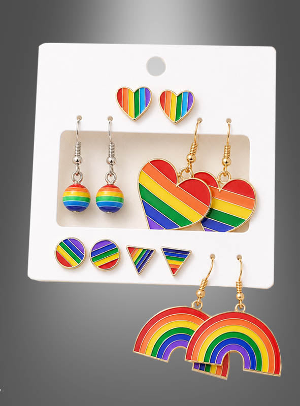 Hier ist eine überarbeitete Version unter Verwendung Ihrer Produktdaten: Das Set „6 Paar Regenbogen-Ohrstecker“ enthält Ohrstecker mit Regenbogenmotiv in verschiedenen Formen wie Herzen, Kreisen, Dreiecken, Kugeln und Regenbögen, die alle elegant auf einer weißen Karte vor einem grauen Farbverlaufshintergrund präsentiert werden. Dieses bunte Ohrstecker-Set ist das ideale Pride-Accessoire, um jedem Outfit einen farbenfrohen Akzent zu verleihen.