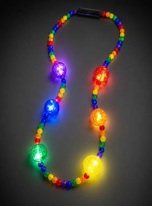 Eine bunte LED-Partykette mit Licht, die aus mehreren großen, leuchtenden, mehrfarbigen Kugeln besteht, wird vor einem dunkelgrauen Hintergrund gezeigt.