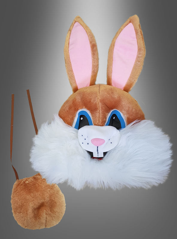 Das „Hasen-Set mit Vollmaske Blue Eyes“ besteht aus einer Plüsch-Hasenmaske mit rosa Ohren, blauen Augen und weißem Fell um den Mund sowie einem kleinen runden Beutel mit braunem Riemen, dargestellt vor einem grauen Hintergrund mit Farbverlauf – eine entzückende Ergänzung, die jeder Tiermasken-Sammlung Charme verleiht.