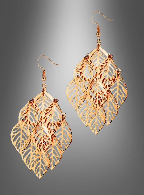 Die „Ohrringe Blätter filigran gold“ sind goldfarbene Ohrhänger, die mit mehrschichtigen, blattförmigen Anhängern und filigranen Golddetails verziert sind. Sie strahlen einen Boho-Stil aus und werden vor einem grauen Hintergrund mit Farbverlauf präsentiert.