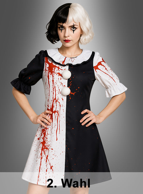 Eine Frau in der 2. Wahl „Blutiges Horrorclown-Kleid“ – ein auffälliges schwarz-weißes Kleid mit Schlitz, weißen Knöpfen und leuchtend roten Farbspritzern – trägt dramatisches Make-up und eine halb schwarze, halb weiße Bob-Perücke und steht vor einem grauen Hintergrund; dieses auffällige Halloween-Kostüm ist perfekt für alle, die einen „Blutiges Horrorclown-Kleid“-Look suchen.