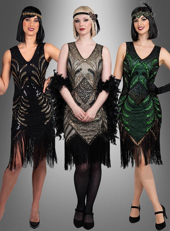 Drei Frauen stehen Seite an Seite in stilvollen, glamourösen Flapper-Kleidern namens „Vivian“; sie tragen ikonische Fransenkleider und Stirnbänder, die von der Mode der 20er Jahre inspiriert sind, und posieren elegant vor einem grauen Hintergrund mit Farbverlauf.