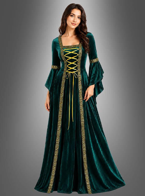 Eine Frau trägt das Mittelalterkleid „Hildegard“ in Grün mit goldenen Verzierungen und einer gelben Schnürung vorne (Kleid mit Schnürung) und steht vor einem schlichten grauen Hintergrund mit Farbverlauf.