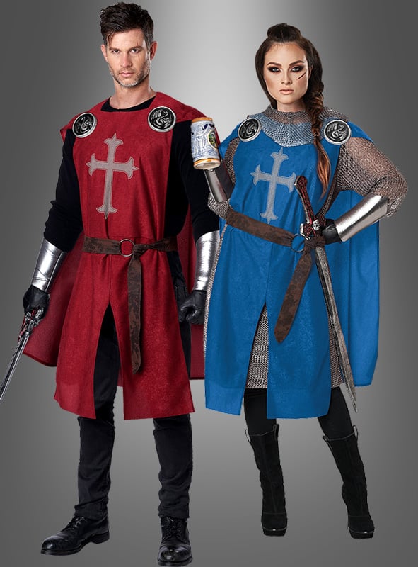 Zwei Personen, die das „Kreuzritter-Wappenrock“-Kostüm (Unisex) tragen – eine in Rot und eine in Blau –, stehen nebeneinander vor einem schlichten grauen Hintergrund. Beide tragen Kettenhemden, sind mit Schwertern bewaffnet und zeigen Kreuzembleme als Teil ihrer authentischen mittelalterlichen Ritterkostüme.