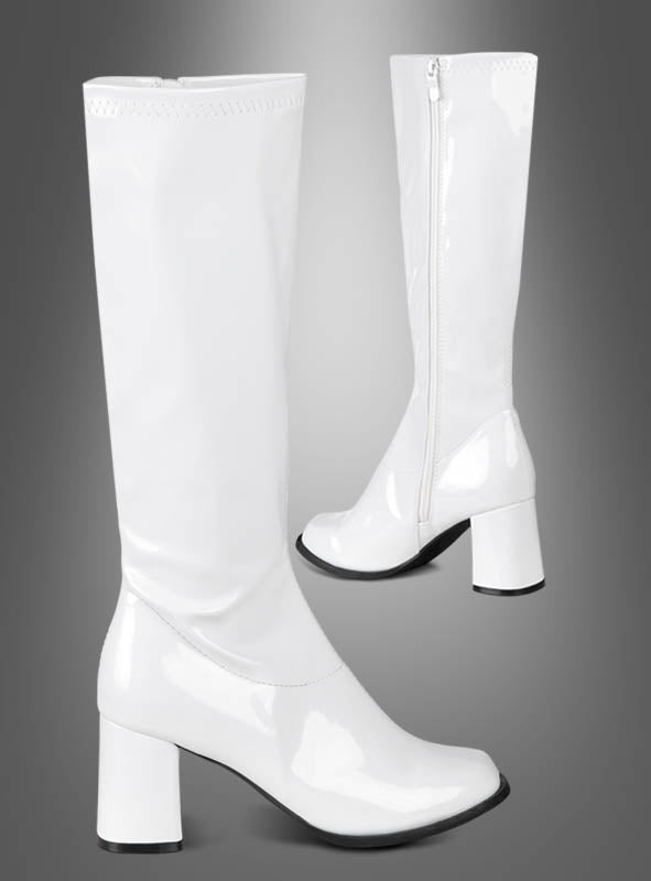 Ein Paar weiße Lackstiefel für Damen, kniehohe Stiefel mit Absatz und seitlichen Reißverschlüssen, vor einem grauen Hintergrund mit Farbverlauf.