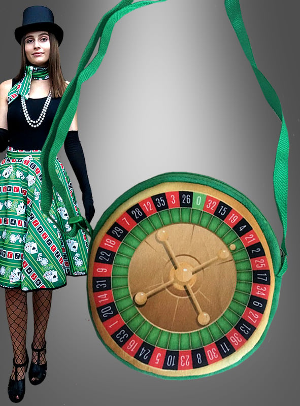 Eine Frau in einem Kleid und einem Hut im Roulette-Stil, perfekt für jede Las-Vegas-Party, mit der grünen Umhängetasche „Roulette Handtasche zum Kostüm“, die wie ein Roulette-Rad gestaltet ist.