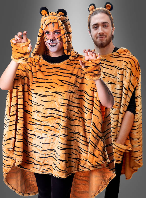 Zwei Personen tragen orangefarbene, mit Tigerstreifen verzierte „Tiger Poncho“-Kostüme aus hochwertigem Plüsch in den Größen S bis XXXL mit Kapuzen und Ohren – ideal als Gruppenkostüm für den Karneval. Eine Person hat ihr Gesicht bemalt und nimmt eine Pose mit ausgebreiteten Pfoten ein, während die andere mit verschränkten Händen dasteht; beide lächeln vor einem grauen Hintergrund. Ihre verspielten „Tiger Poncho“-Outfits sorgen für eine fröhliche und lebhafte Atmosphäre.