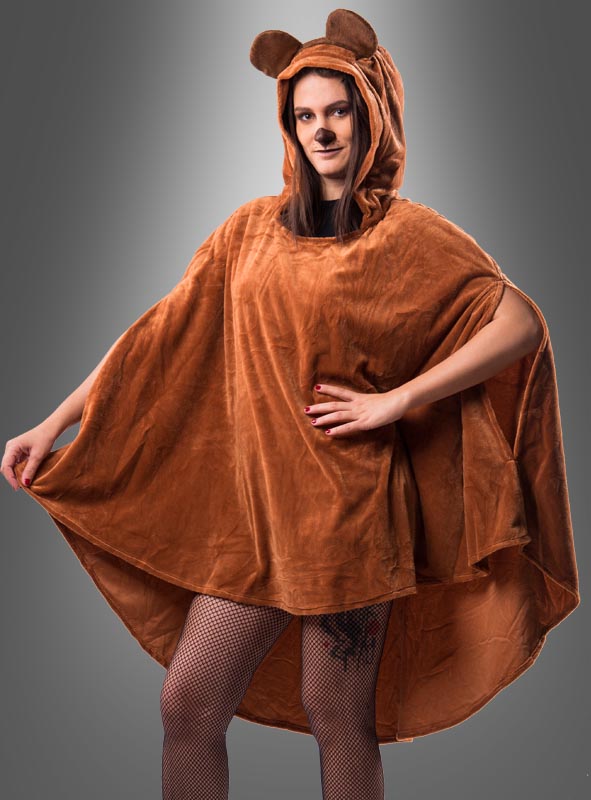 Ein Model präsentiert den „Wandelbaren braunen Poncho aus Plüsch XS-XXXL“ – einen braunen Plüschponcho im Stil eines Kapuzenumhangs mit Bärenohren –, kombiniert mit Netzstrümpfen, vor einem grauen Hintergrund mit Farbverlauf.