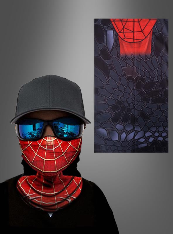 Eine Person trägt eine schwarze Mütze, eine blaue Sonnenbrille und das „Spinnenschal Loop Halstuch Spiderman Look“; im Hintergrund ist ein Stoff mit passendem Spider-Man-Motiv zu sehen.