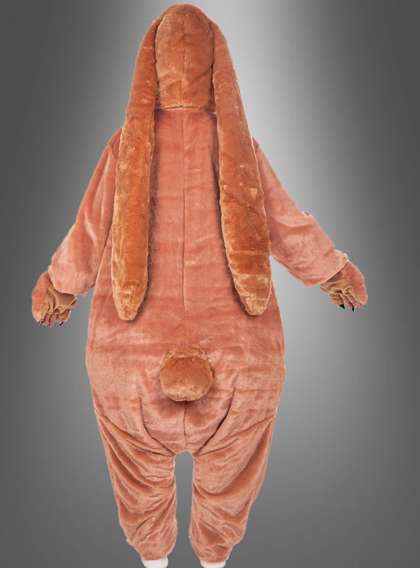 Eine Person, die das waschbare „Deluxe Langohrhasen-Kostüm“ trägt – ein braunes Plüschkostüm mit langen Ohren und einem Schwanz –, wird von hinten vor einem grauen Hintergrund mit Farbverlauf fotografiert. Dieses bezaubernde Hasenkostüm für Erwachsene eignet sich ideal als Karnevalskostüm für festliche Anlässe.