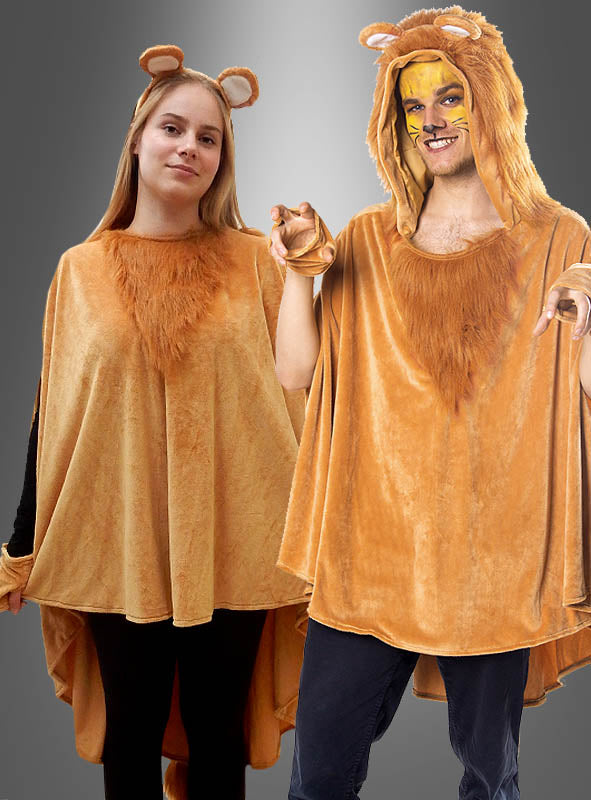 Zwei Personen, die den „Löwe“-Poncho aus weichem Plüsch in den Größen S bis XXXL tragen – mit seiner hellbraunen Farbe, der Kapuze, den Ohren und den Kunstfell-Details –, posieren verspielt vor einem grauen Hintergrund, was ihn zur perfekten Wahl für lustige Karnevalskostüme macht.