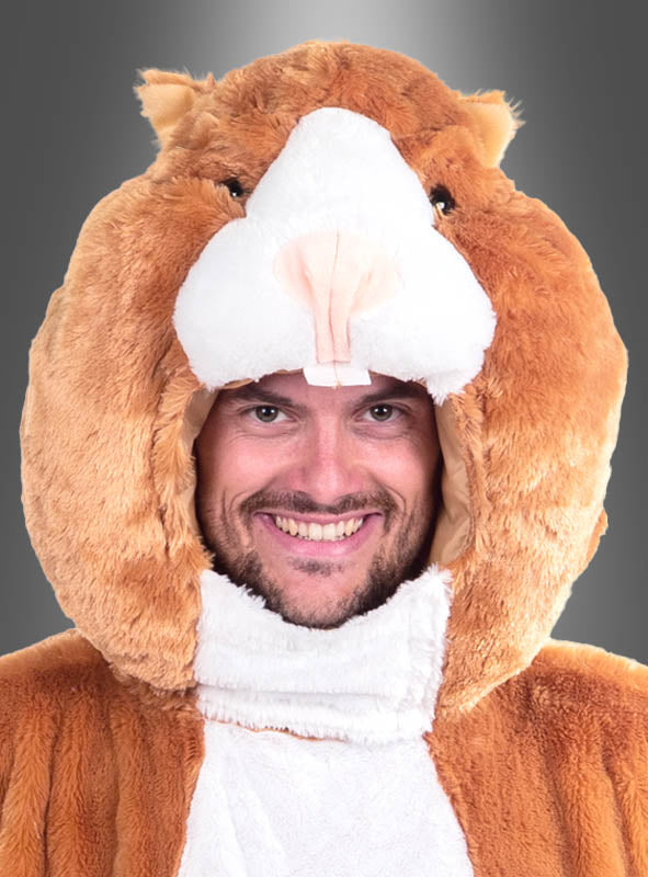 Ein Mann lächelt, während er das kuschelige, waschbare Hamster-Kostüm trägt – einen gemütlichen braun-weißen Overall mit einer großen Hamster-Kopfbedeckung –, was es zum perfekten Unisex-Kostüm für lustige Veranstaltungen oder Partys macht.