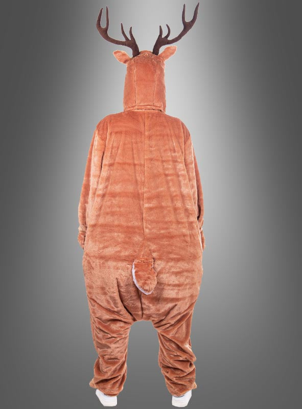 Eine Person trägt das Hirsch-Kostüm aus Plüsch, ein braunes Ganzkörperkostüm aus Plüsch im Stil eines Hirsches mit Geweih, und steht mit dem Rücken zur Kamera vor einem grauen Hintergrund.