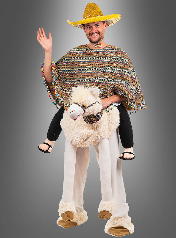 Ein Mann, der das zweiteilige „Lama-Kostüm – Alpaka-Reitkostüm“ trägt, komplett mit Sombrero und Poncho, scheint auf einem Plüsch-Alpaka mit lustigen künstlichen Beinen zu reiten, winkt und lächelt vor einem grauen Hintergrund – und schafft so eine verspielte und lebhafte Szene.