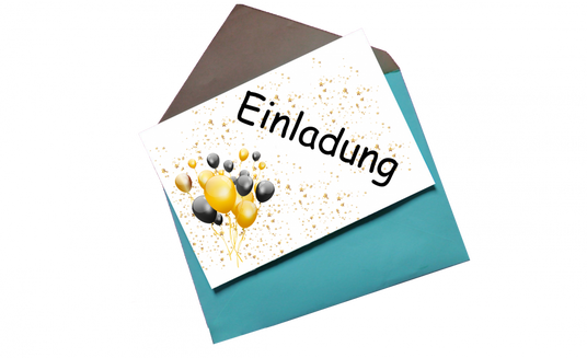 Eine weiße Einladungskarte mit der Aufschrift „Einladung“, goldenen und schwarzen Luftballons sowie goldenem Konfetti, platziert auf einem blaugrünen Umschlag mit braunem Innenfutter.