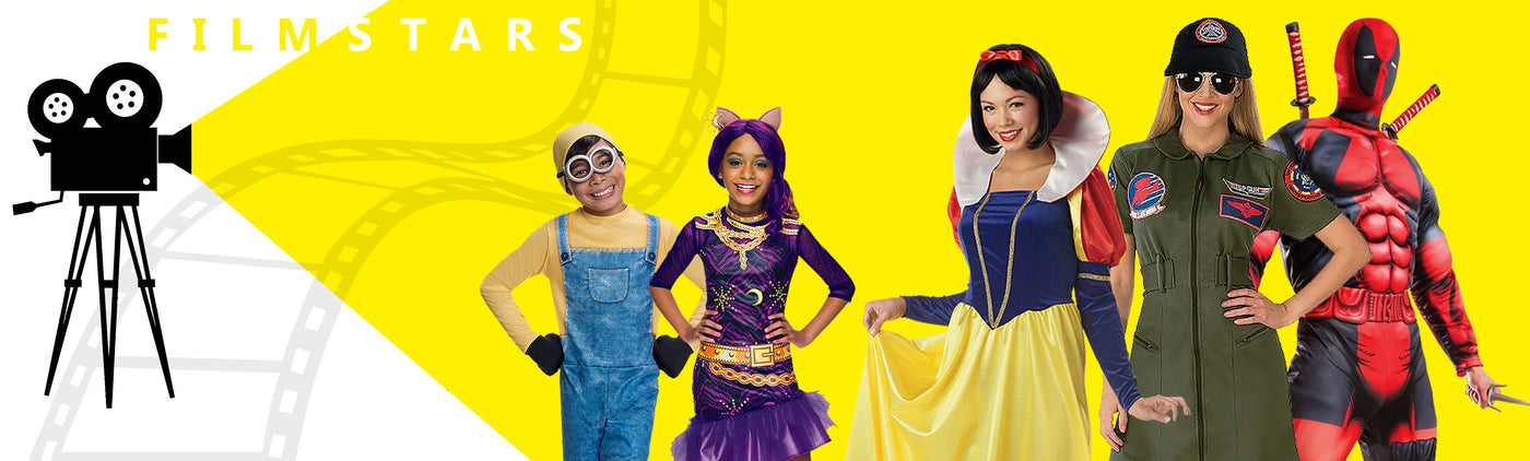Fünf Personen in Kostümen von Filmfiguren, darunter ein Minion, Batgirl, Schneewittchen, ein Pilot und Deadpool, stehen vor einem gelben Hintergrund mit Filmrollen-Motiven.