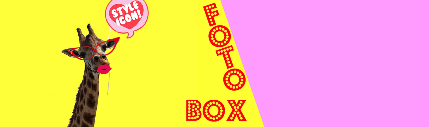 Eine Giraffe mit roter Brille und roten Lippen neben der Aufschrift „FOTO BOX“ auf gelbem und rosa Hintergrund, mit einer Sprechblase, in der „STYLE ICON!“ steht.