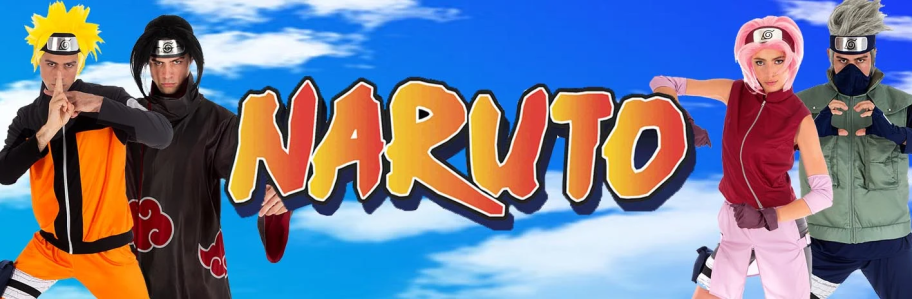 Vier Personen in Naruto-Anime-Kostümen posieren vor einem blauen Himmel, in dessen Mitte das Wort „Naruto“ in fetten orangefarbenen Buchstaben zu sehen ist.